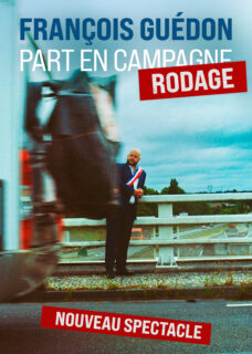Homme avec une banderole bleu blanc rouge devant un tracteur dans un champ